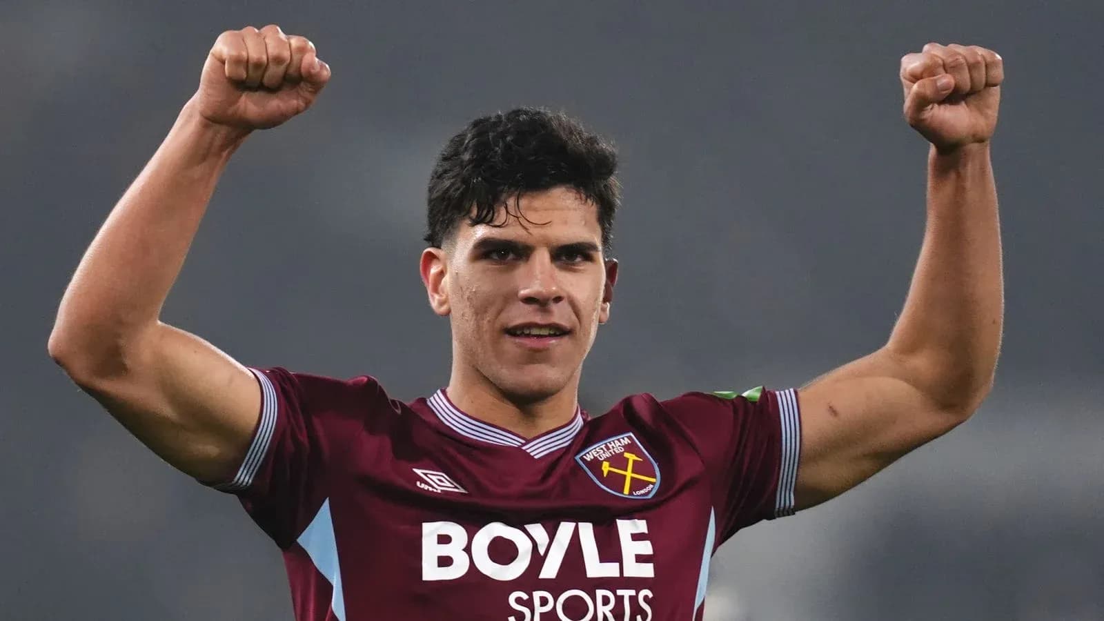 Jugador de West Ham celebrando con los brazos en alto