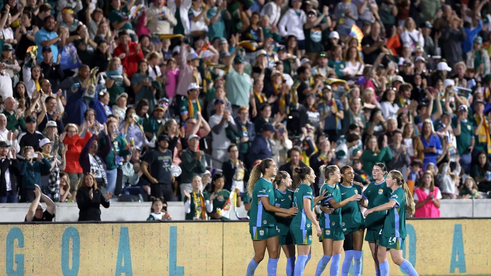Jugadoras celebrando un gol en el estadio