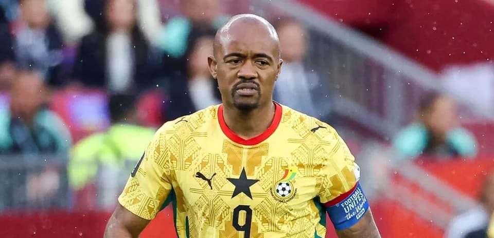 Jugador de Ghana en uniforme amarillo durante el partido