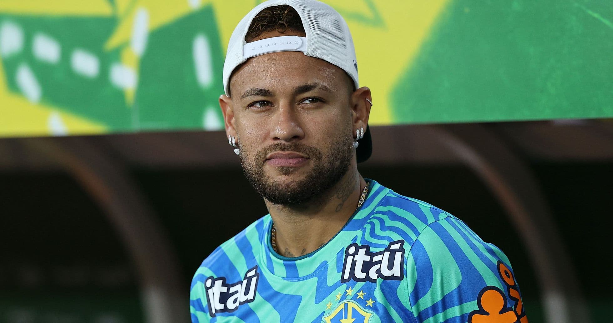 Jugador con camiseta de Brasil en el banquillo