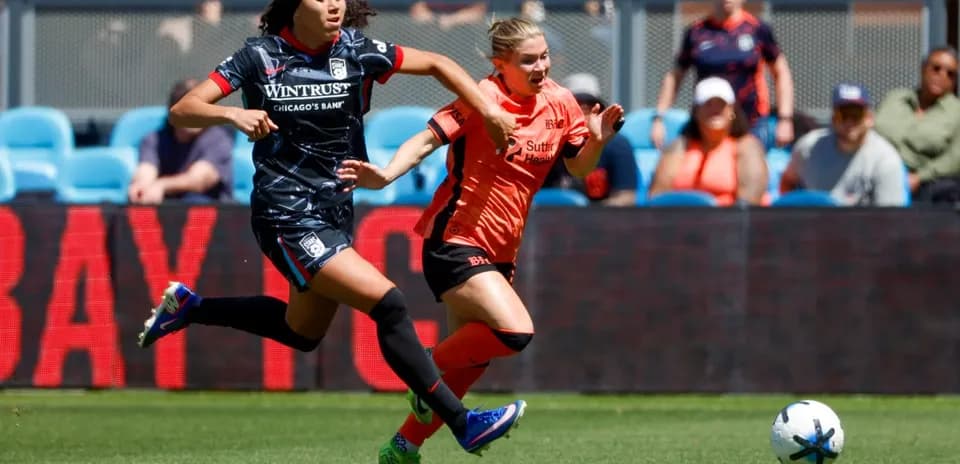 Jugadora de Bay FC persigue a rival de Chicago Red Stars