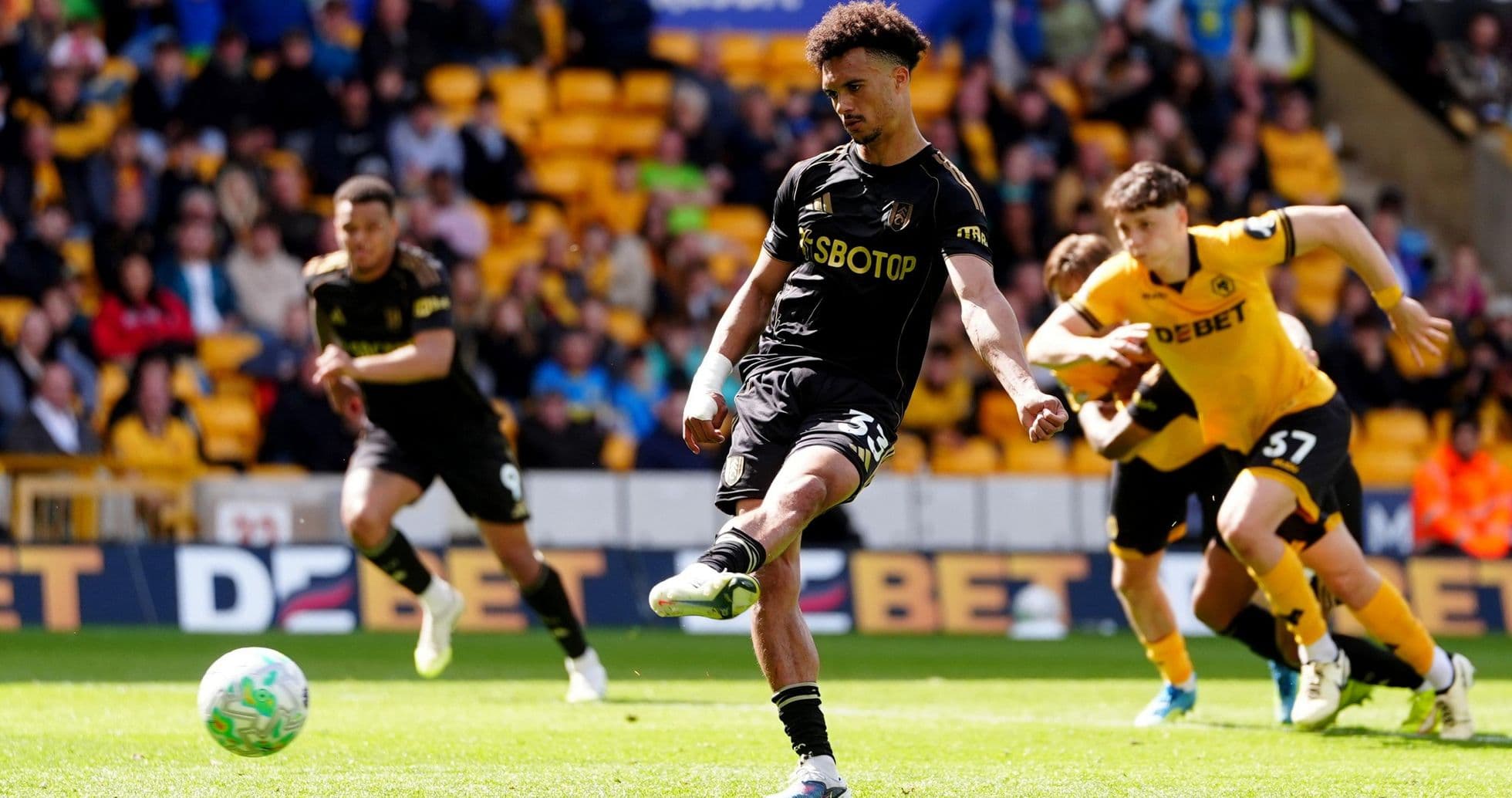 Jugador de los Wolves ejecutando un penalti