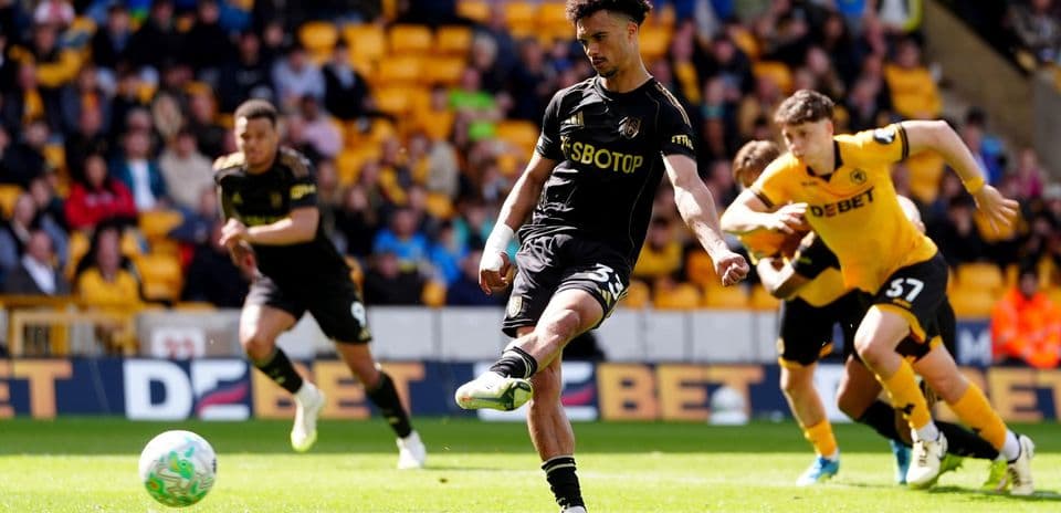 Jugador de los Wolves ejecutando un penalti