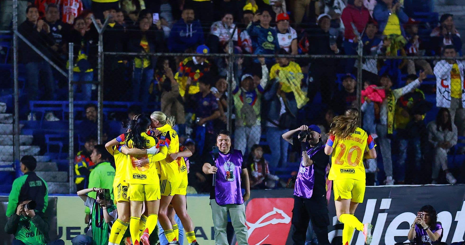 Jugadoras de América celebrando un gol