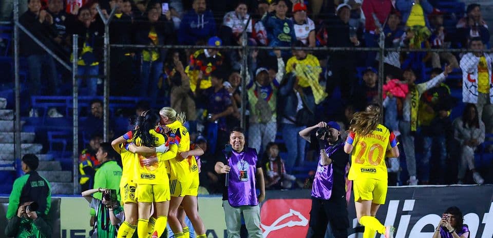 Jugadoras de América celebrando un gol