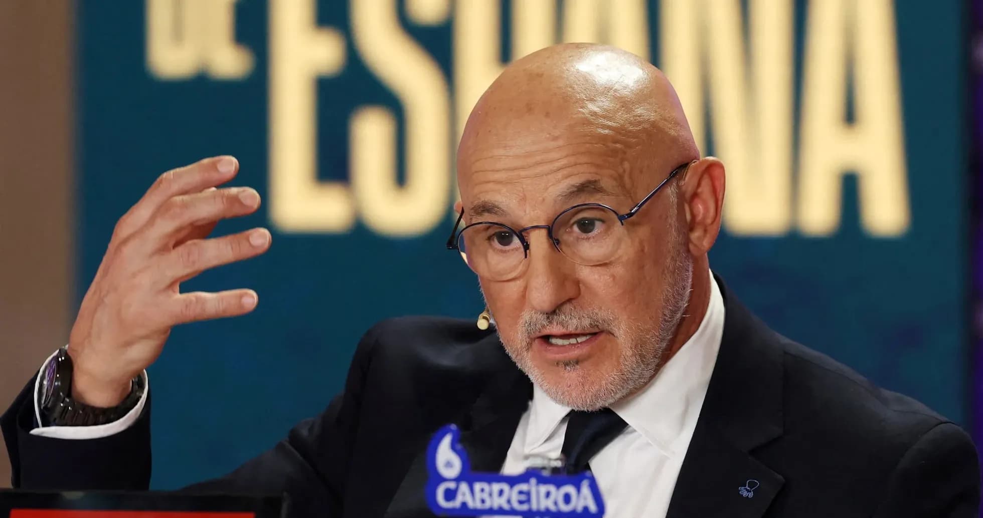 Hombre hablando en una conferencia de prensa