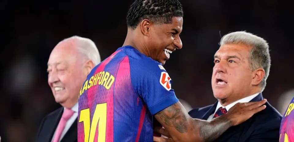 Jugador sonriendo mientras habla con directivos