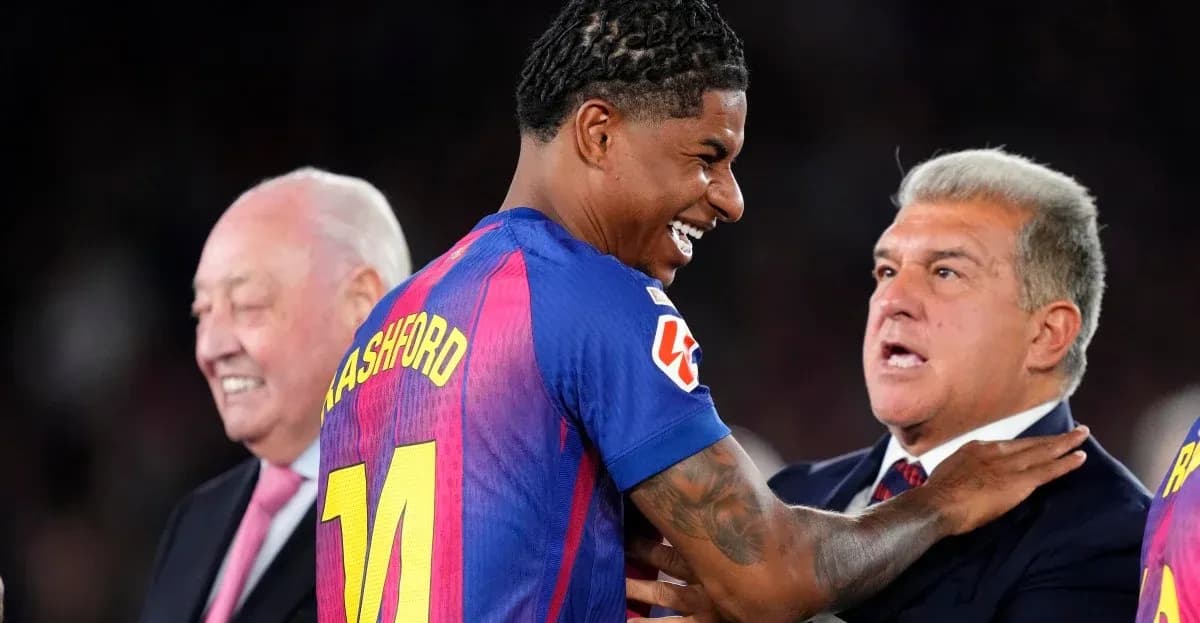 Jugador sonriendo mientras habla con directivos