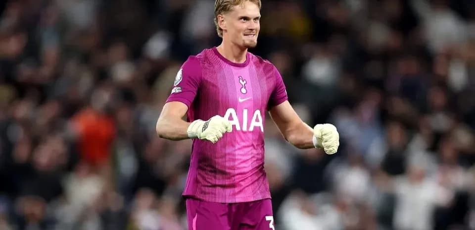 Portero de Tottenham celebrando tras una parada