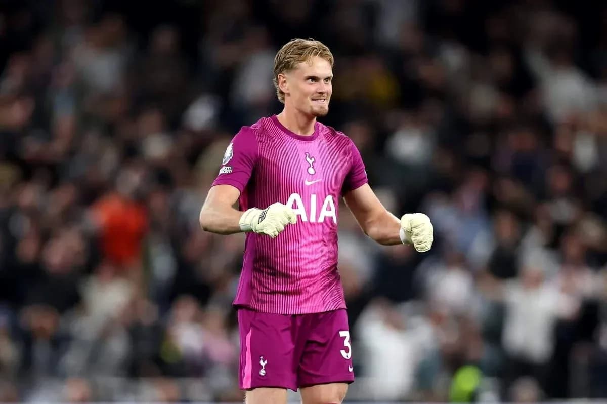 Portero de Tottenham celebrando tras una parada