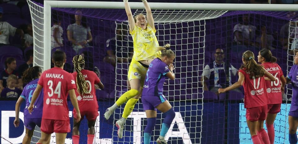 Portera del Orlando Pride atrapando el balón