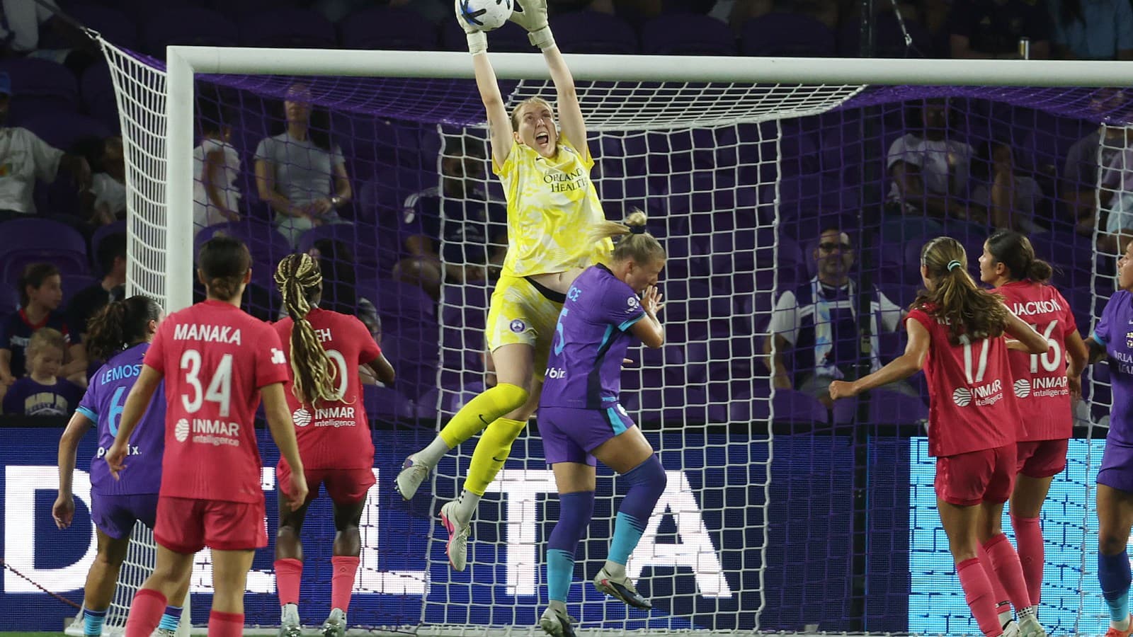Portera del Orlando Pride atrapando el balón