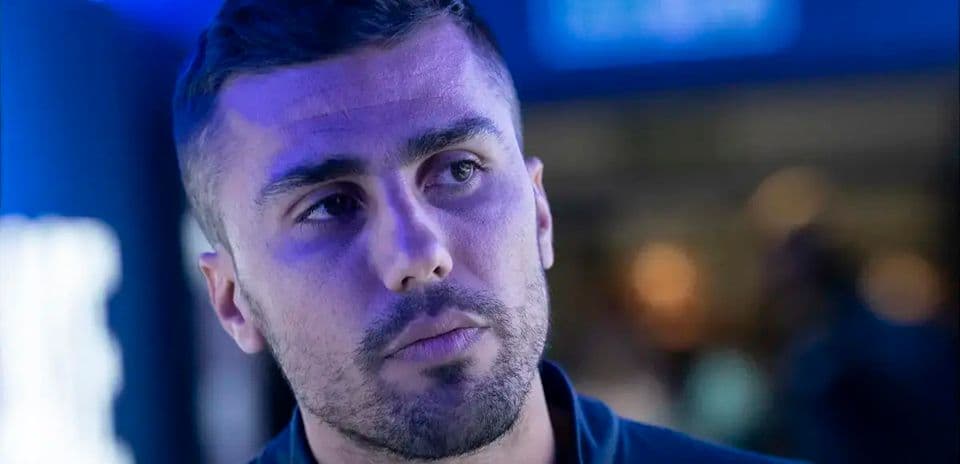Jugador en un entorno iluminado con tonos azules