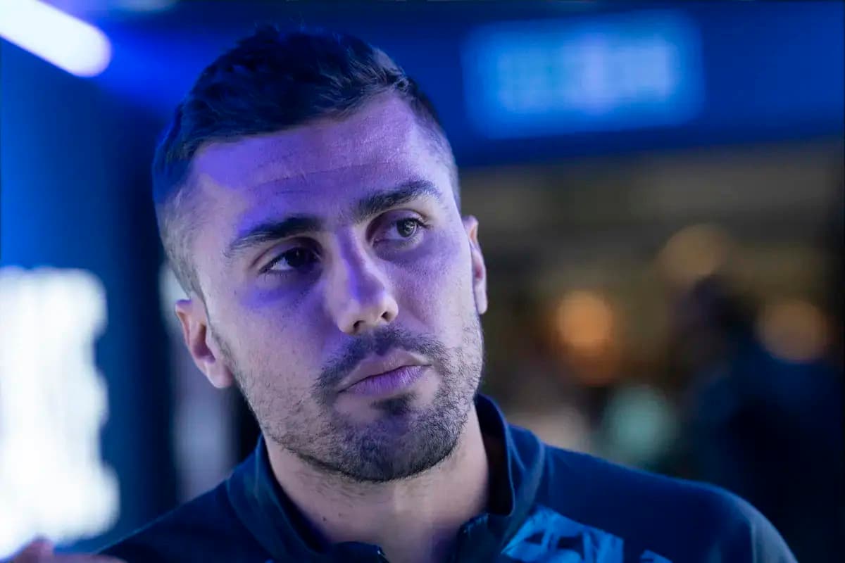 Jugador en un entorno iluminado con tonos azules