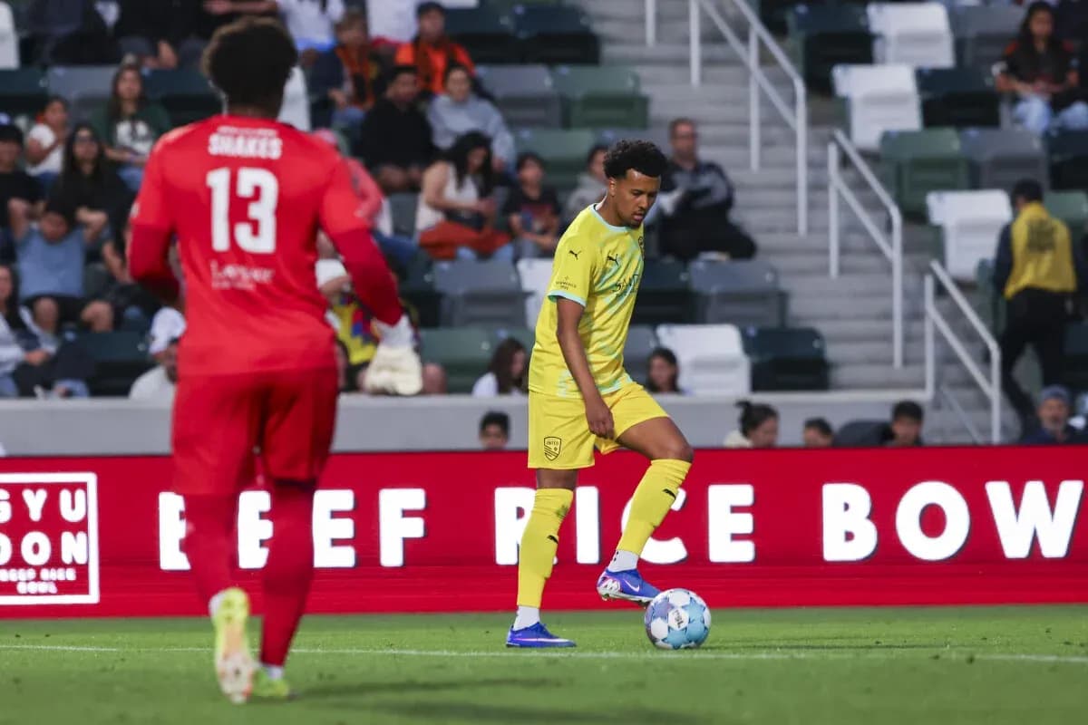 Jugador de New Mexico United con el balón