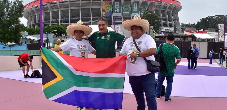 Aficionados con sombreros sosteniendo bandera de Sudáfrica