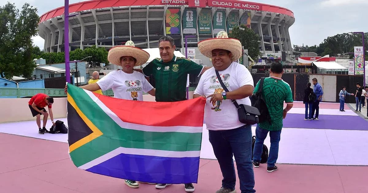 Aficionados con sombreros sosteniendo bandera de Sudáfrica