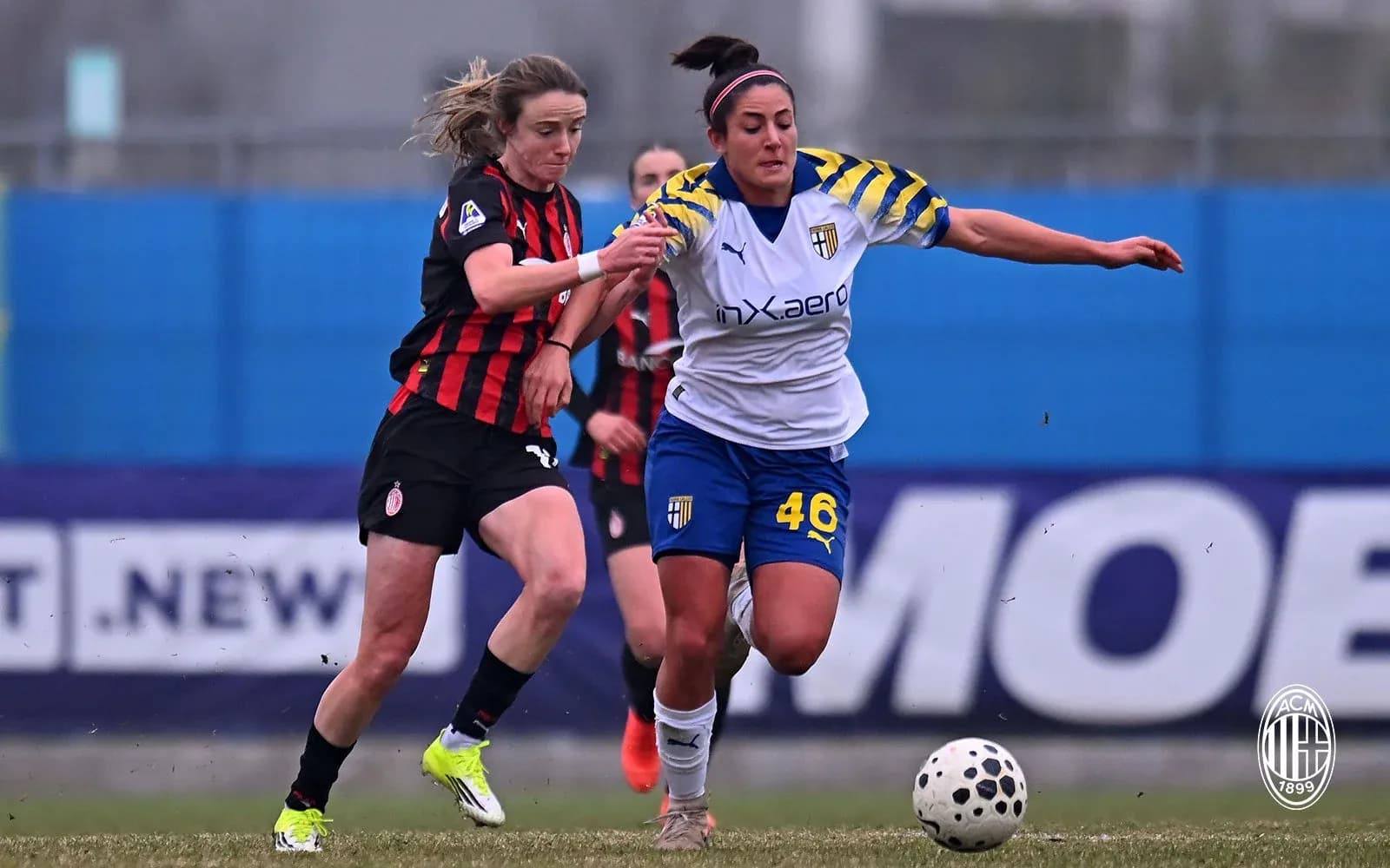 Jugadora de AC Milan persigue a jugadora de Parma