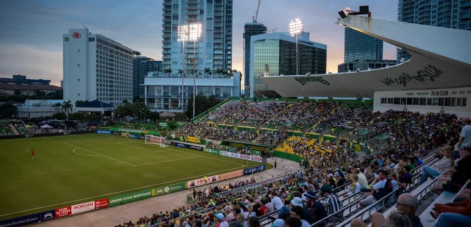 Estadio con afición durante un partido de fútbol