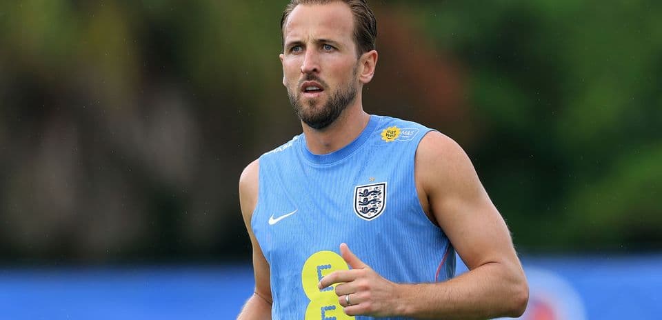 Jugador entrenando con camiseta de Inglaterra en sesión