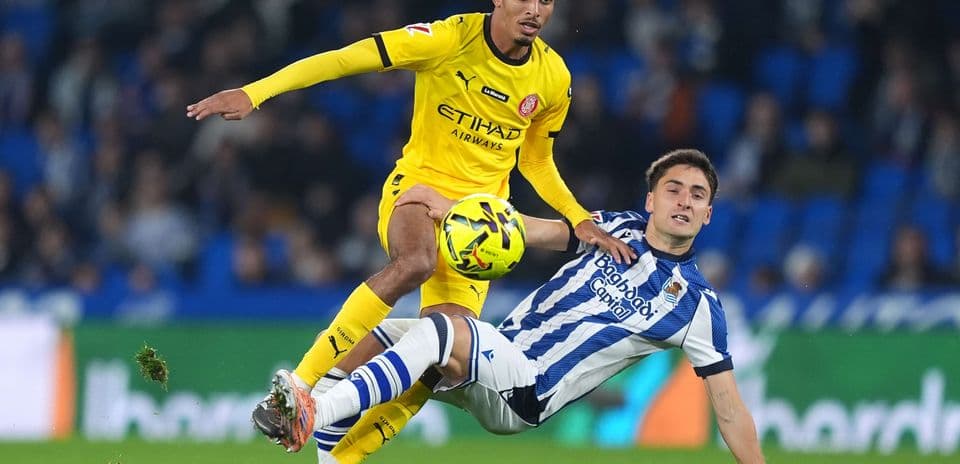 Jugador de Girona despojando el balón a rival