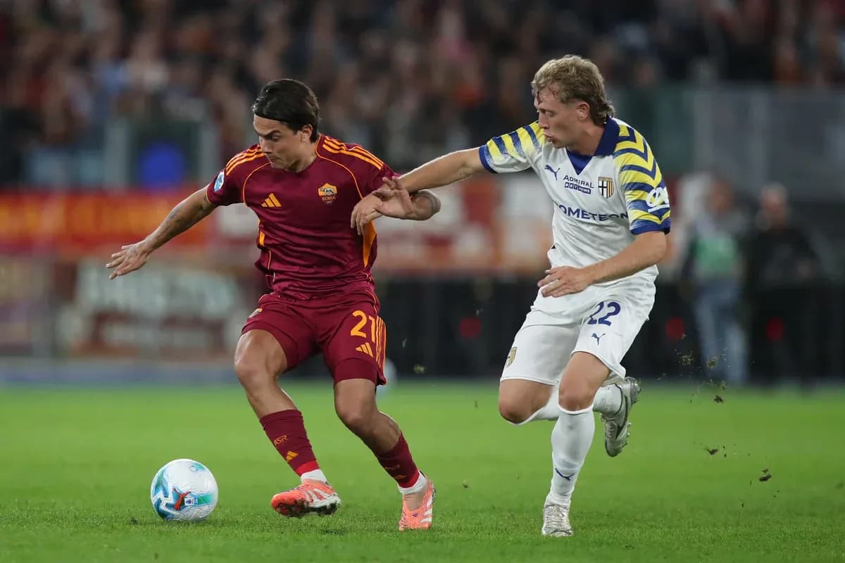 Jugador de AS Roma y Parma compitiendo por el balón