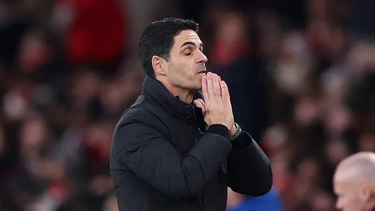 Entrenador con manos juntas en gesto de reflexión
