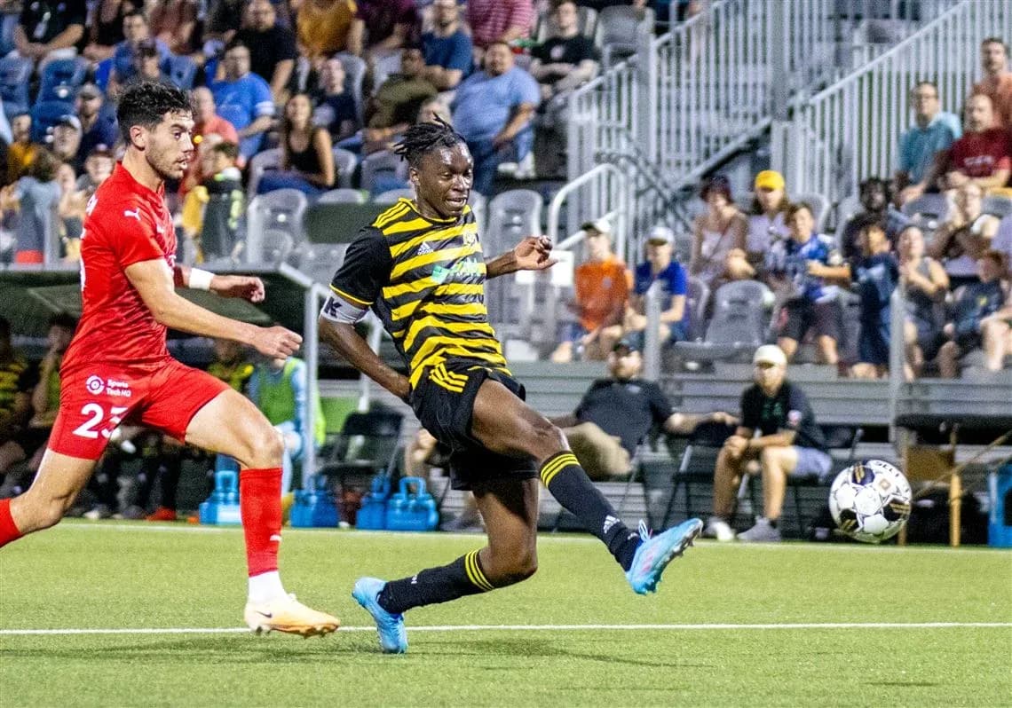 Jugador de Pittsburgh Riverhounds chutando el balón