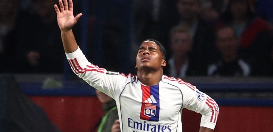 Jugador de Lyon levantando la mano durante un partido
