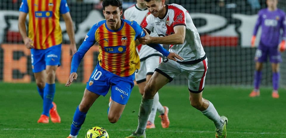 Jugador de Valencia en acción contra Rayo Vallecano
