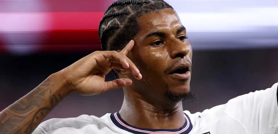 Jugador de Inglaterra celebrando un gol durante partido