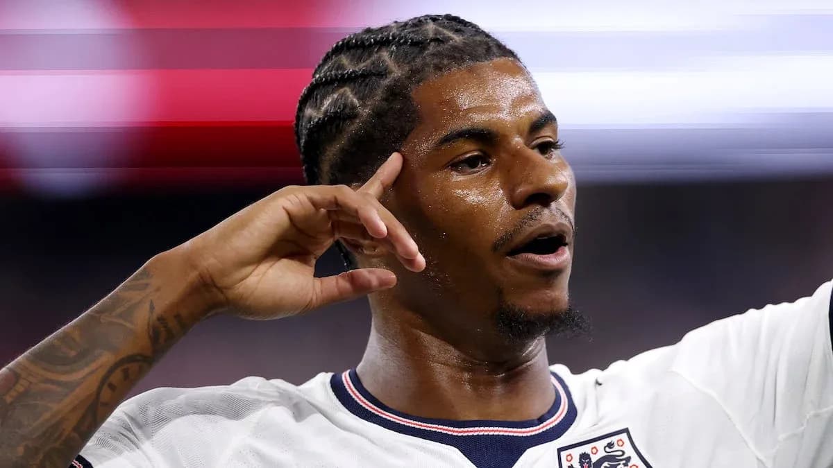Jugador de Inglaterra celebrando un gol durante partido