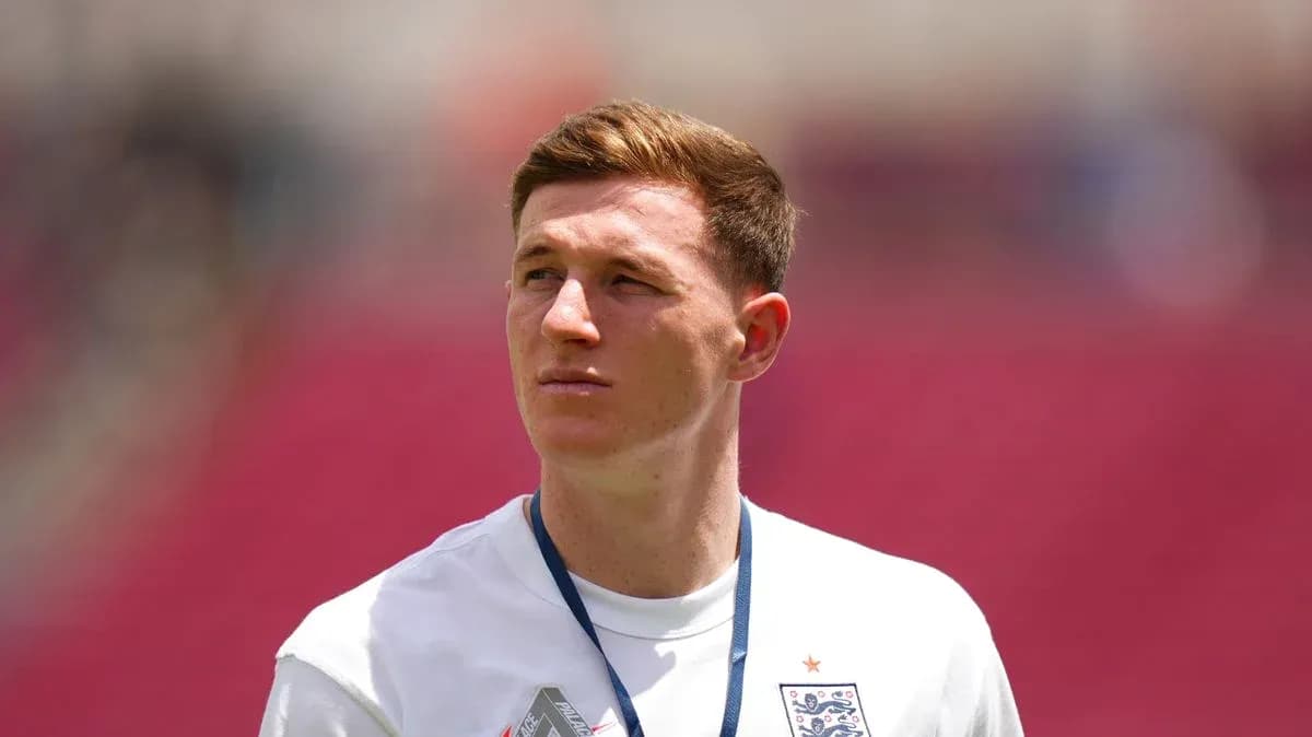 Jugador de Inglaterra observando el campo antes del partido