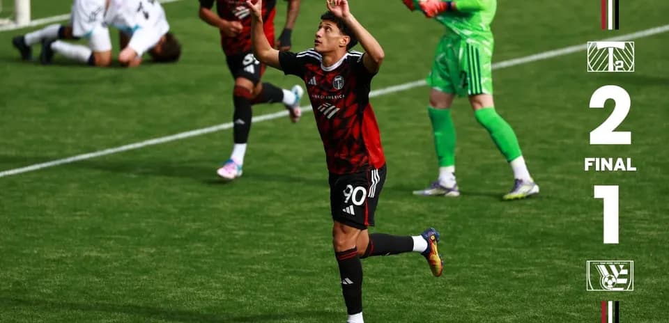 Jugador del Portland Timbers II celebra un gol
