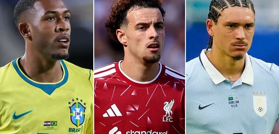 Tres jugadores de fútbol en diferentes camisetas de selecciones
