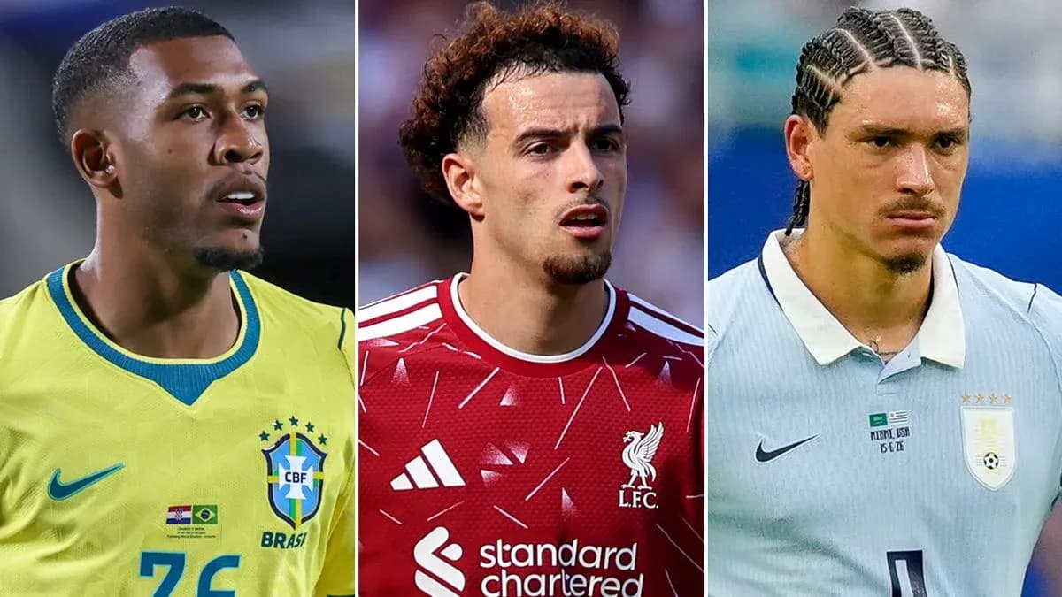 Tres jugadores de fútbol en diferentes camisetas de selecciones