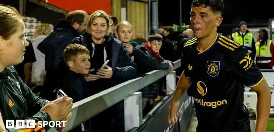 Jugador saliendo del campo saludando a aficionados