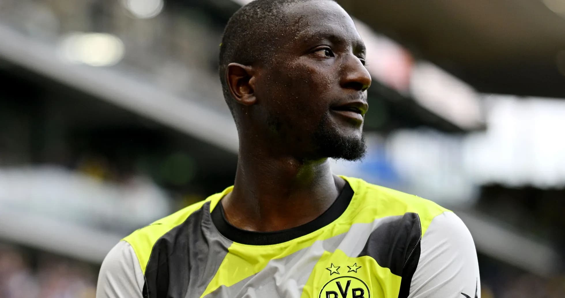Jugador de Borussia Dortmund en uniforme durante el partido