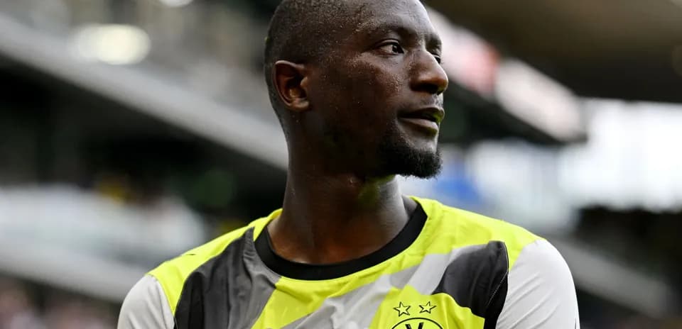 Jugador de Borussia Dortmund en uniforme durante el partido