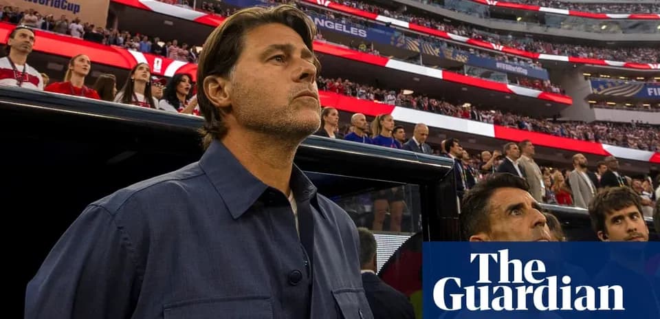 Entrenador observando antes del partido en estadio