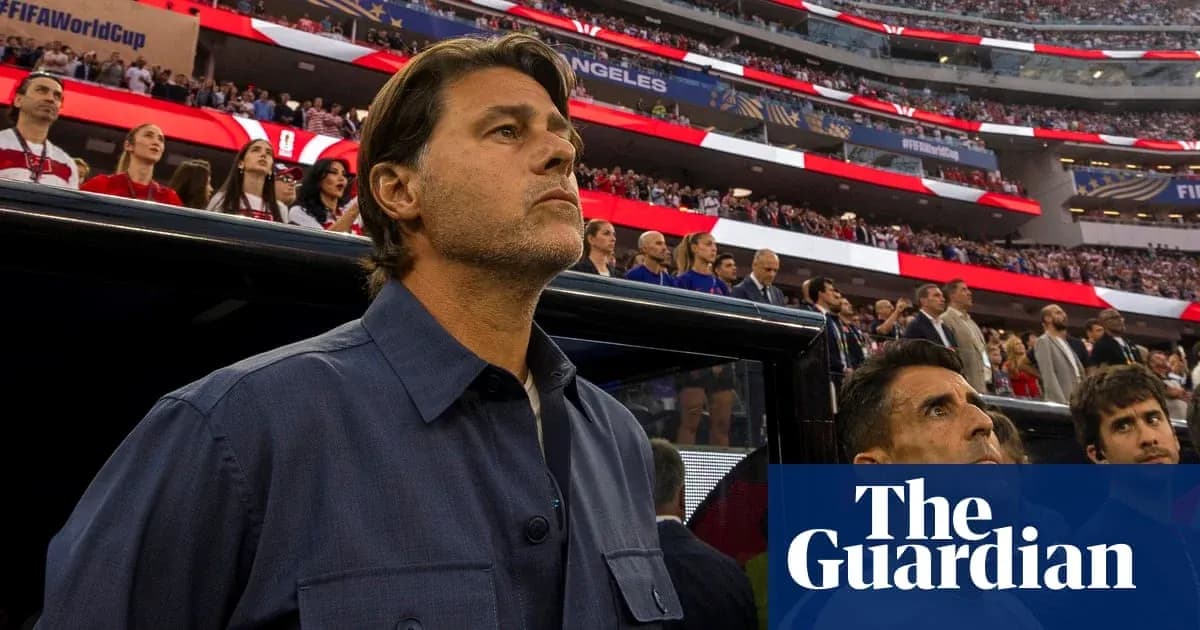 Entrenador observando antes del partido en estadio