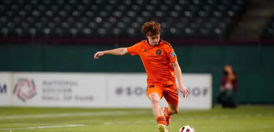 Jugador de Houston Dynamo FC II disparando al balón