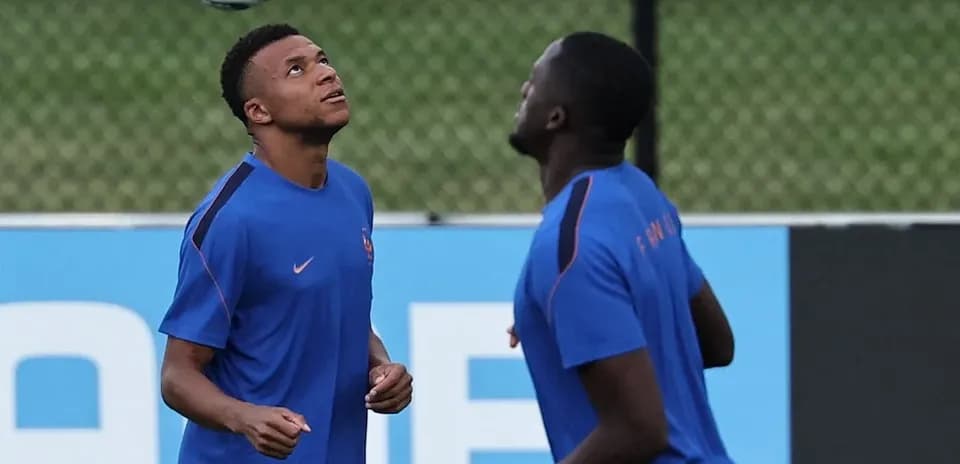 Jugadores de Francia entrenando antes del partido