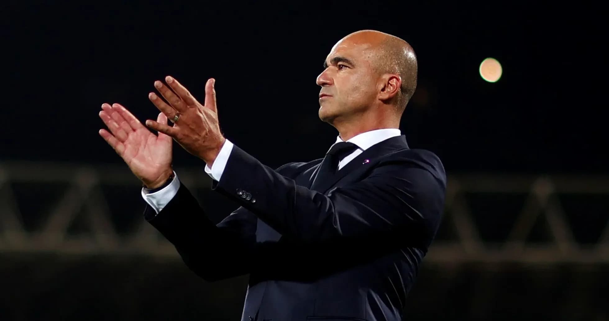 Entrenador aplaudiendo desde la línea de banda