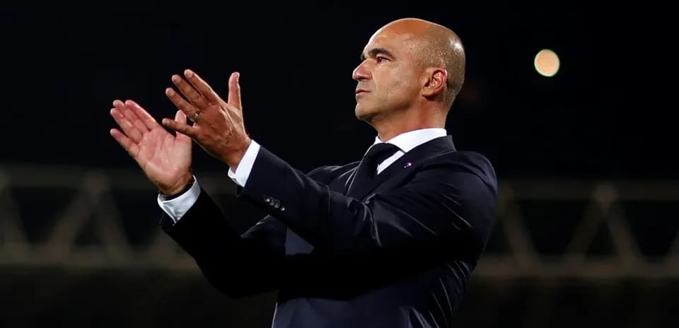 Entrenador aplaudiendo desde la línea de banda