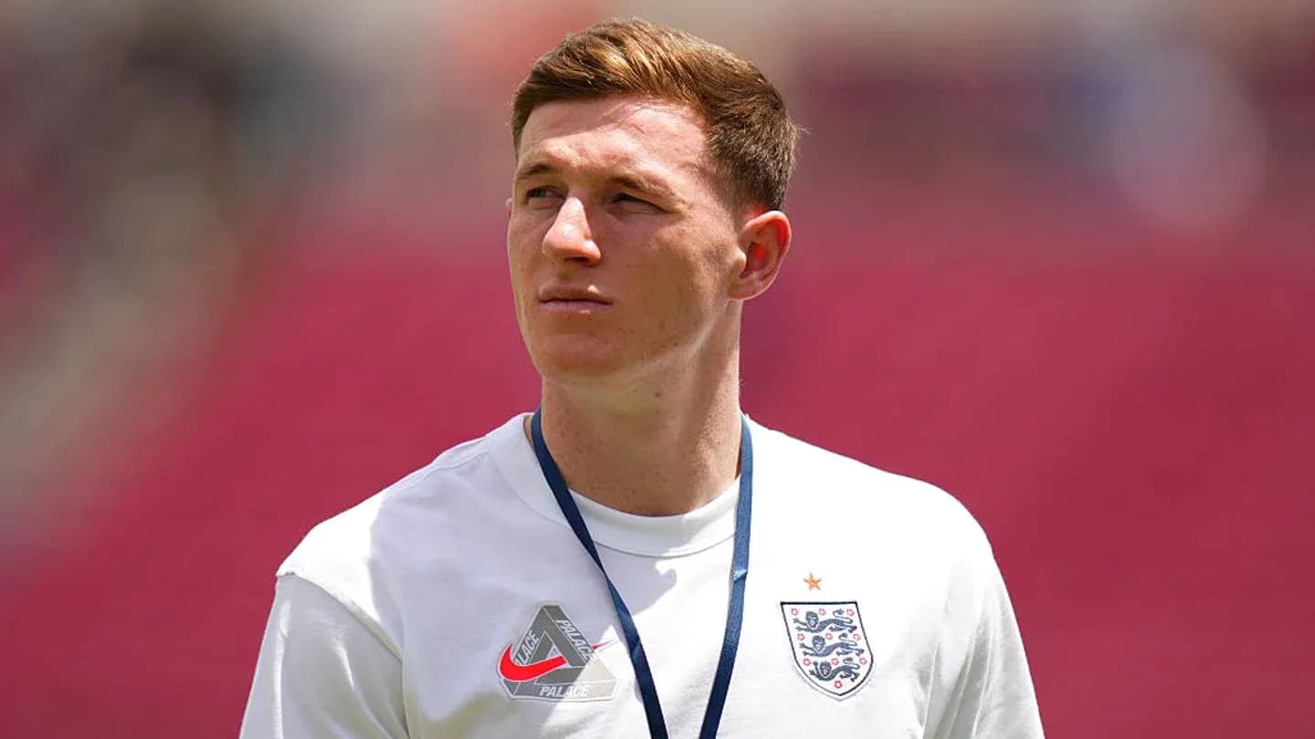 Jugador de Inglaterra observando el campo antes del partido