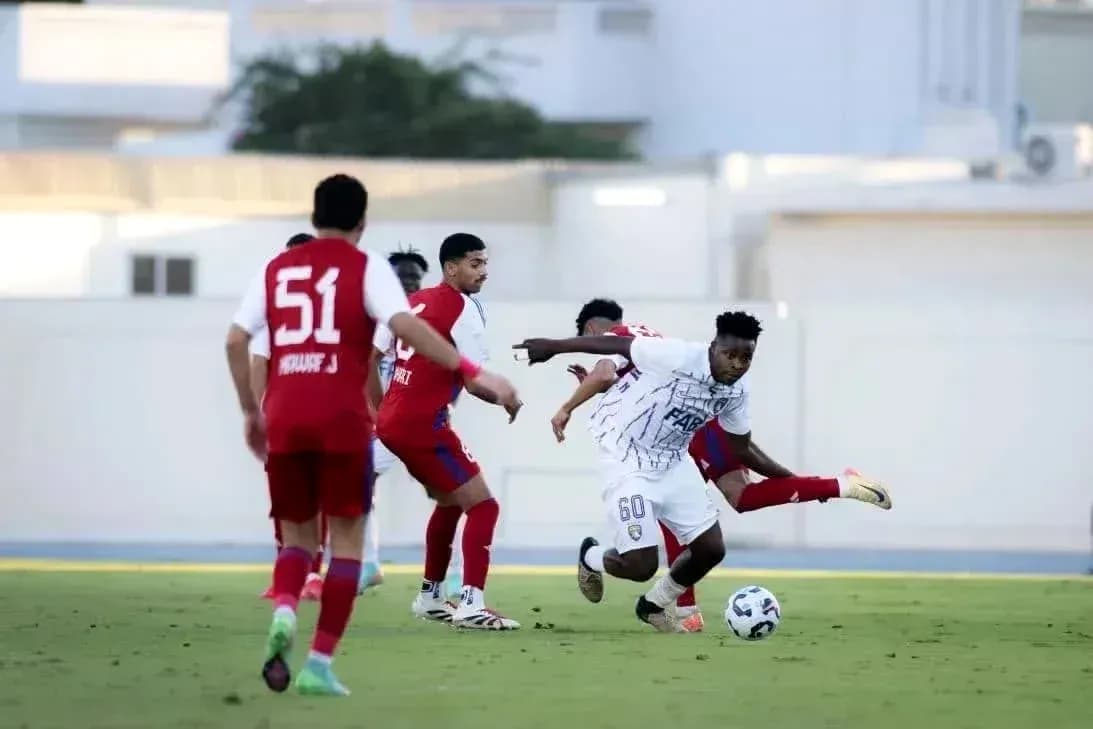 Jugador de Dibba Al Fujairah U23 corriendo con el balón