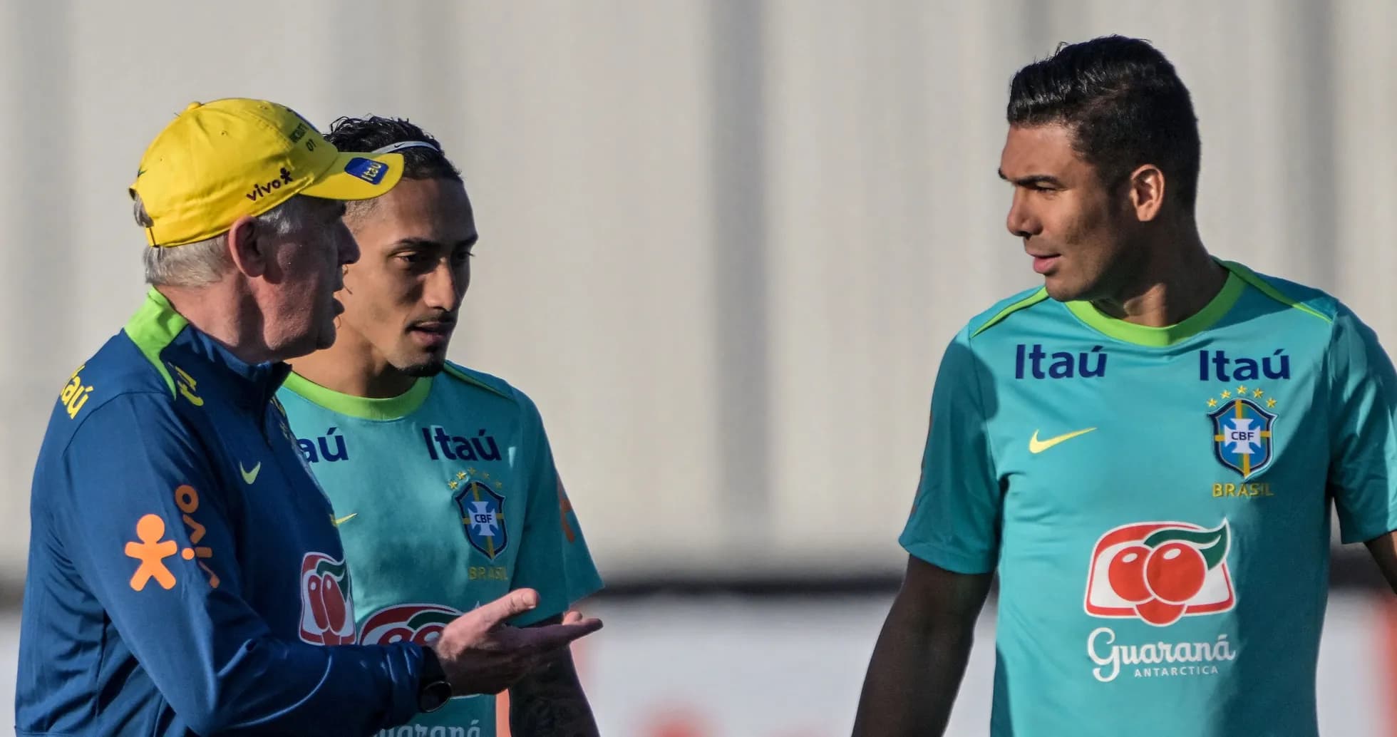 Entrenador conversando con jugadores de Brasil en entrenamiento