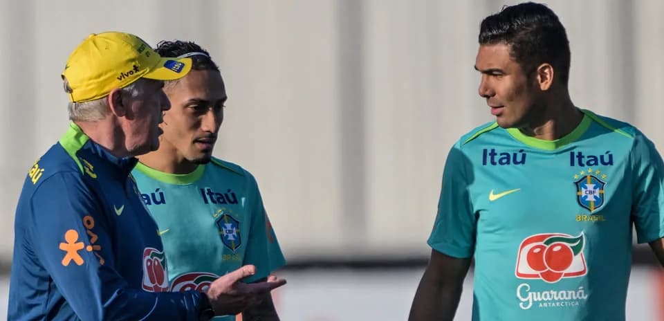 Entrenador conversando con jugadores de Brasil en entrenamiento