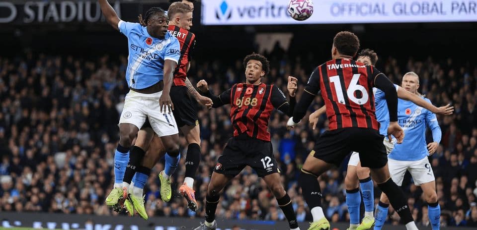 Jugadores de Bournemouth y Manchester City en acción